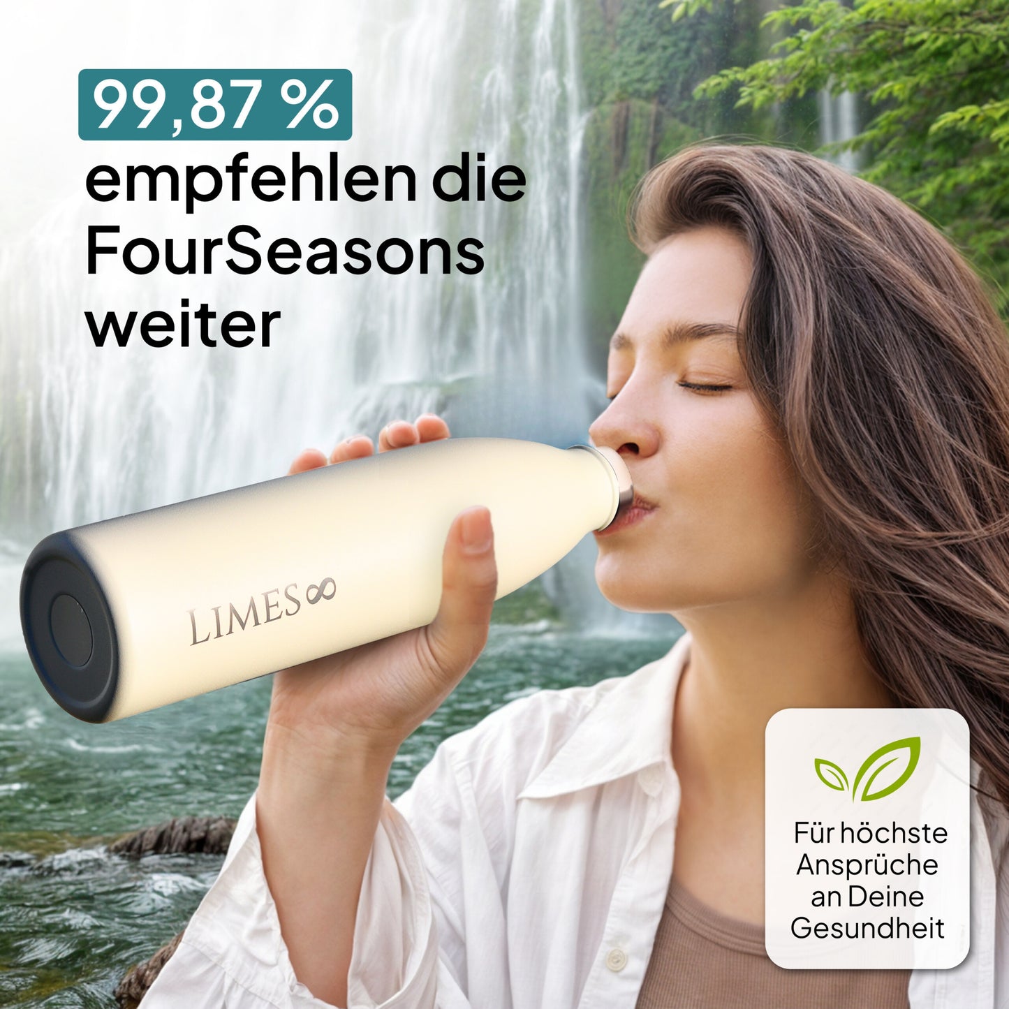 Frau trinkt aus Thermosflasche, Wasserfall und Wald im Hintergrund