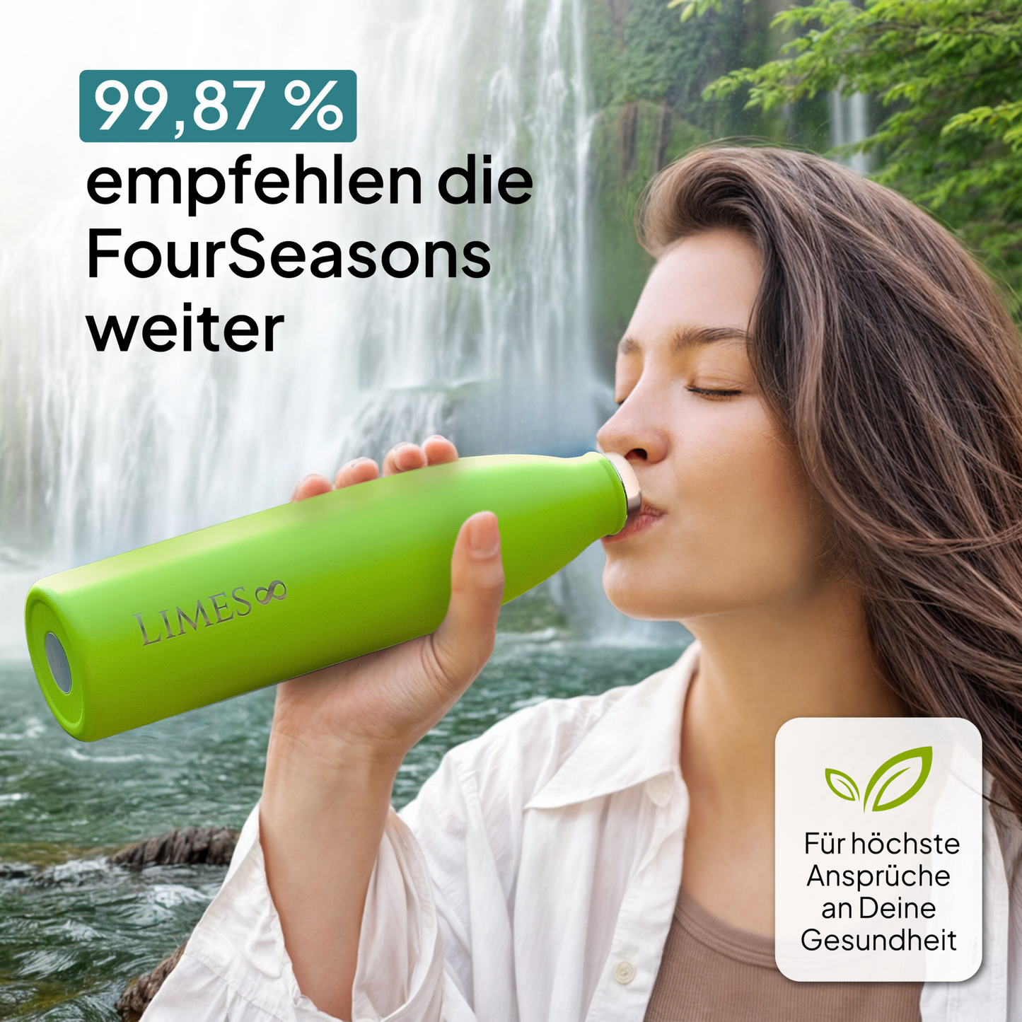 Frau trinkt aus Thermosflasche, Wasserfall und Wald im Hintergrund